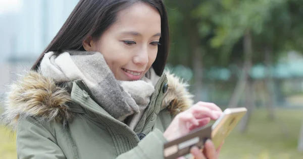 Woman Using Mobile Phone Online Shopping Outdoor — Stock Photo, Image