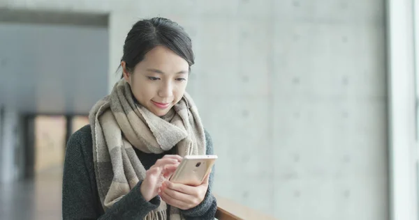 Mujer Usando Teléfono Móvil —  Fotos de Stock