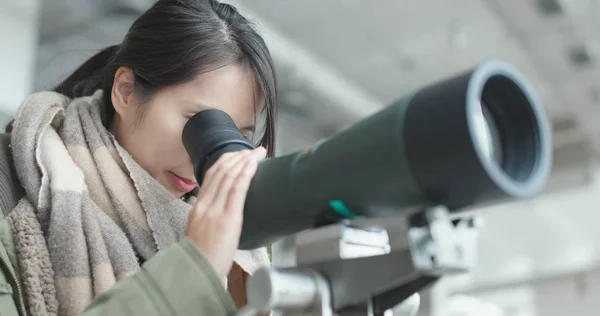 Kvinna Som Tittar Teleskop Att Iaktta Fågeln — Stockfoto