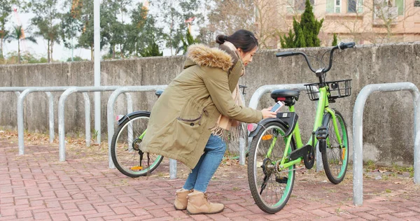 Mujer Usando Bicicleta Compartida Ciudad —  Fotos de Stock