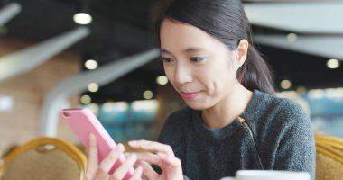 kahve dükkanında cep telefonu kullanan kadın 