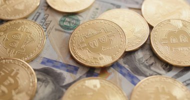 Bitcoins ve YTL banknotlar yakın çekim