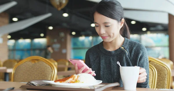 Femme Utilisant Smartphone Dans Café — Photo