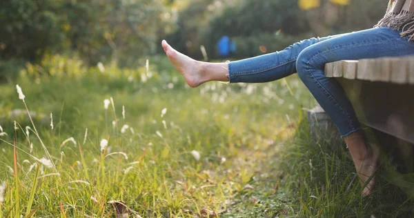 Frau Entspannt Sich See Rande Eines Hölzernen Stegs — Stockfoto