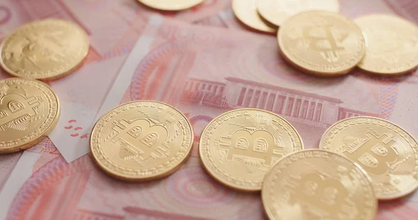 Kağıt banknot ve bitcoins kapat 