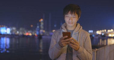 Geceleri Smartphone kullanan adam 