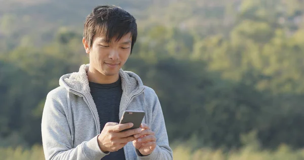 Hombre Usando Teléfono Móvil — Foto de Stock