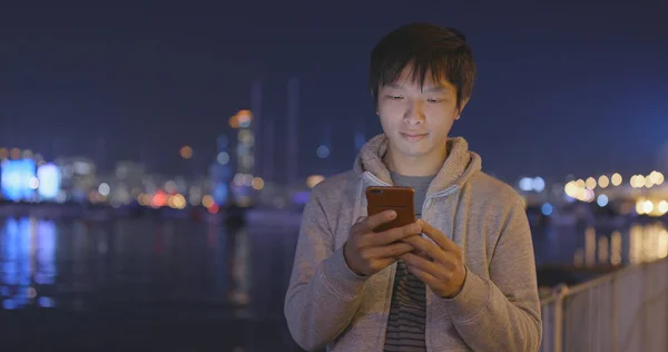 Hombre Usando Smartphone Por Noche — Foto de Stock