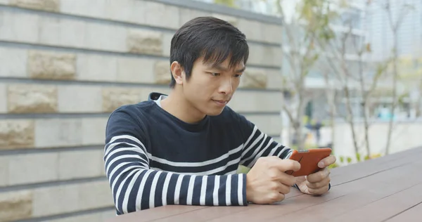 Hombre Joven Usando Computadora Portátil — Foto de Stock