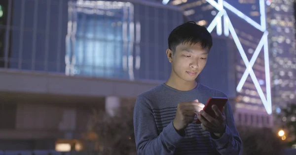 Homem Usando Telefone Celular Noite — Fotografia de Stock