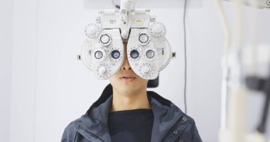 Göz testi yapan erkek 