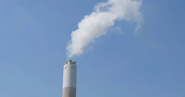 Chimenea Humo Sobre Cielo Azul —  Fotos de Stock