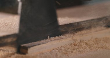 Testere ile kesme tahtası yakın çekim