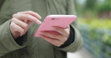 Sokakta cep telefonu kullanan kadın. 