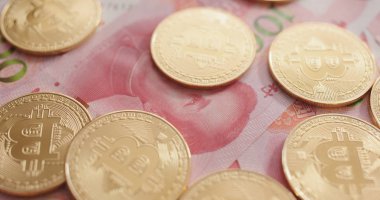 Çin banknot ve Bitcoins kapat 