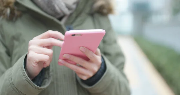 Žena Používající Mobilní Telefon — Stock fotografie