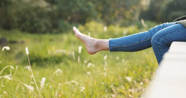 Žena Relax Jezera Sedí Okraji Dřevěné Molo — Stock fotografie