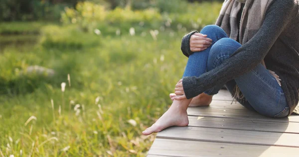 Femme Assise Sur Chemin Bois Sous Soleil — Photo