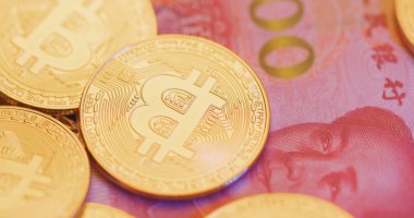 Bitcoins ve Rmb banknotlar yakın çekim 