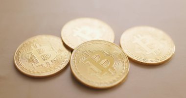 Bitcoins ahşap masa üzerinde kapat