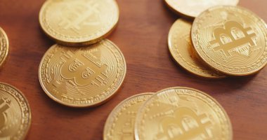 Bitcoins yığın üzerinde ahşap masa  