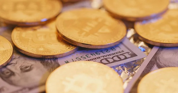 Bitcoins Und Usd Banknoten Aus Nächster Nähe — Stockfoto