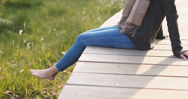 Vrouw Ontspannen Door Lake Zittend Rand Van Een Houten Steiger — Stockfoto