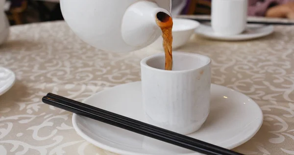 Derramando Chá Quente Caneca Restaurante Chinês — Fotografia de Stock