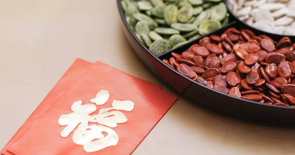 Традиционный Китайский Поднос Закусок Красным Пакетом Слов Означающим Удачу — стоковое фото