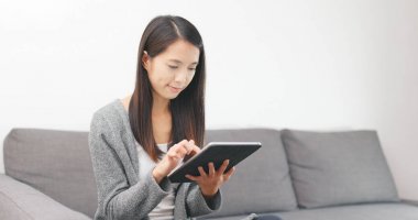 evde tablet bilgisayar kullanan kadın 