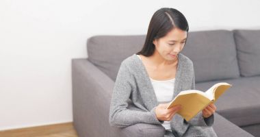 Kadın evde kitap okuma 