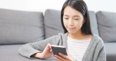 cep telefonu evde kullanan kadın 