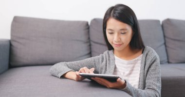 Tablet bilgisayar kullanan kadın 