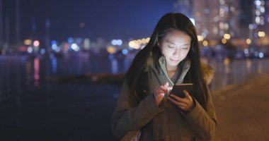 Geceleri Hong Kong cep telefonu kullanan kadın 