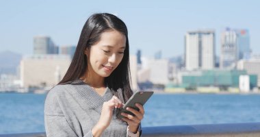 Cep telefonundan mesaj gönderen kadın 