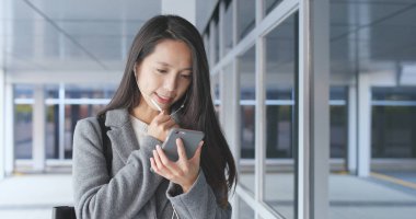 Cep telefonu kullaranarak ve kağıt torba tutarak işkadını 