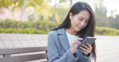 Şehirde cep telefonu kullanan kadın 