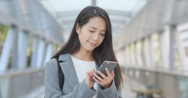 Elinde Smartphone kullanarak iş kadını