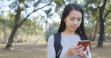 Smartphone, açık kullanan kadın 