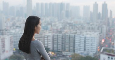 Kendine güvenen kadın city adlı arıyor