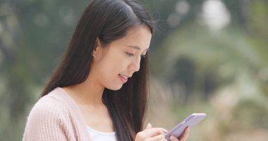 Cep telefonu kullanan kadın 