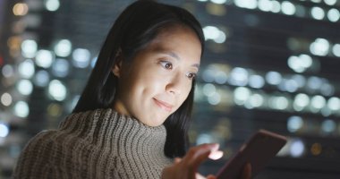 Kadın geceleri cep telefonunuzun SMS gönderme 