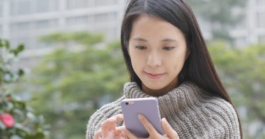 Smartphone, açık kullanan kadın 