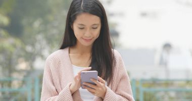 cep telefonu açık, kullanan kadın 