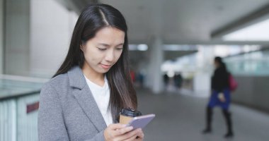 Smartphone, açık kullanarak iş kadını 
