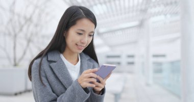 İş kadını, açık istimal hareket eden telefon 