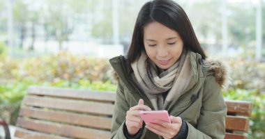 Kahve dükkanında cep telefonu kullanan kadın 