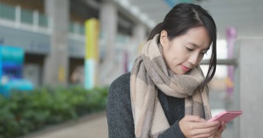 Kampüs içinde smartphone kullanan kadın 