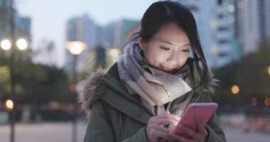 cep telefonuyla şehirde gece kadın 