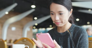 kahve dükkanında cep telefonu kullanan kadın 